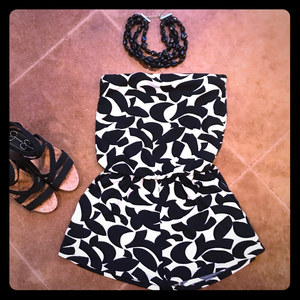 EUC Strapless Romper with Pockets Sz Small